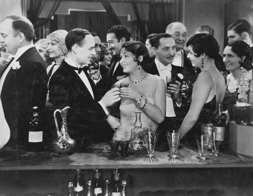 1920s people drinking at a bar