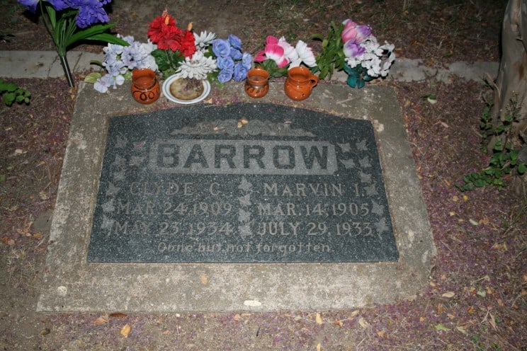 Photo of the grave of Clyde Barrow