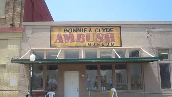 Statue of Bonnie and Clyde in Buffalo Bill