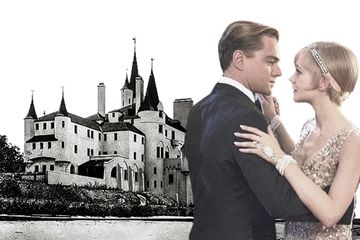 Jay Gatsby and Daisy Buchanan in each other's arms, with a mansion in the background