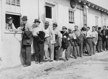 men lining up to look for work during the great depression